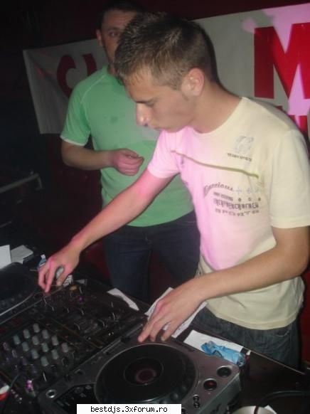 cine are la melodia asta... sau ceva mai lung.. sa se auda mai bine.. va rog sa ma contactati la